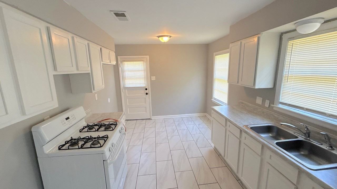 1570 Jay Cv - Photo 2 of 12