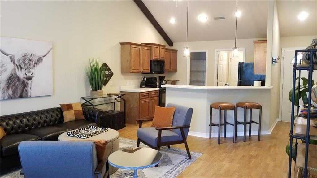 205 Ne J St - Photo 2 of 9
