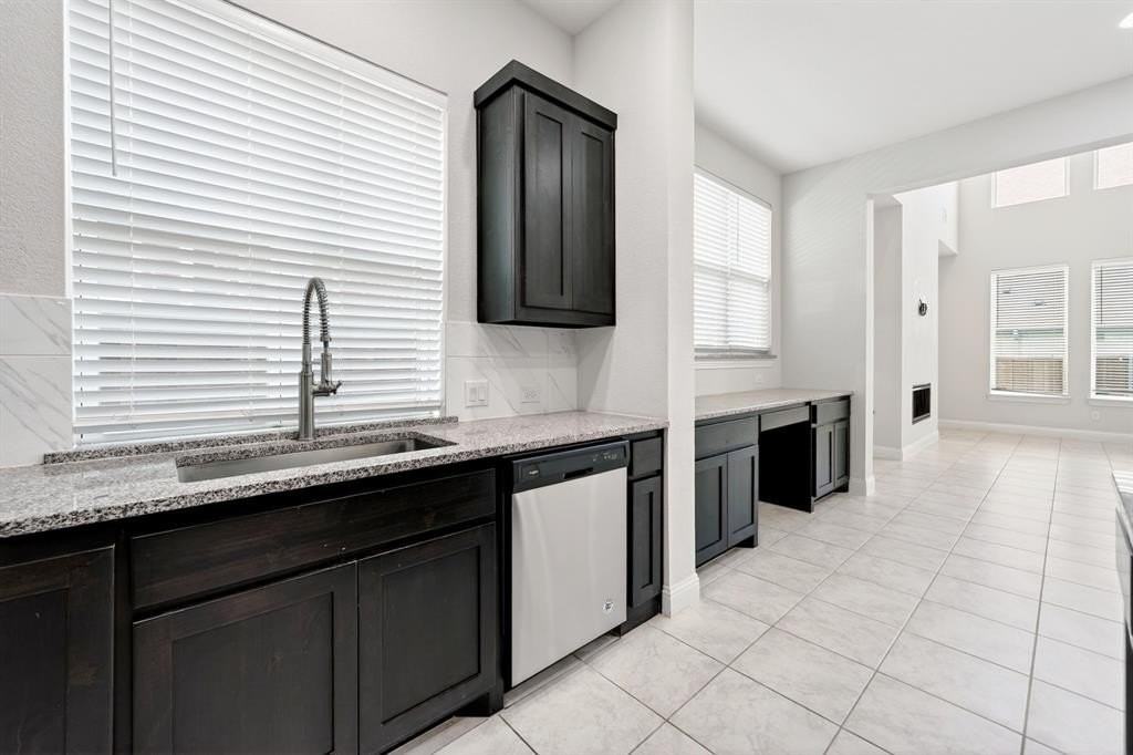 7935 Sarahville Dr - Photo 4 of 40