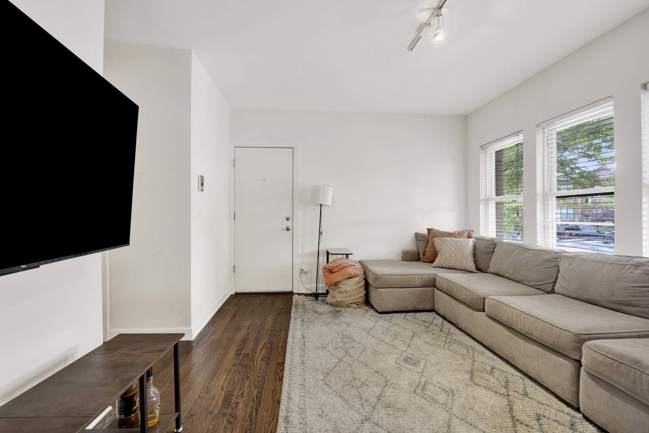3503 N Racine Ave #1 - Photo 3 of 8