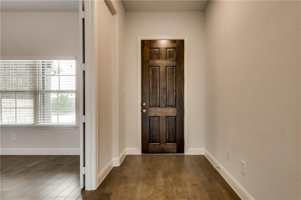 1601 Primrose Pl - Photo 4 of 32