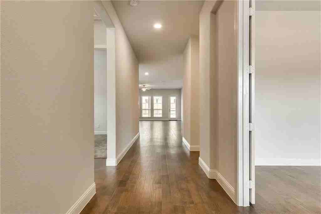 1601 Primrose Pl - Photo 5 of 32