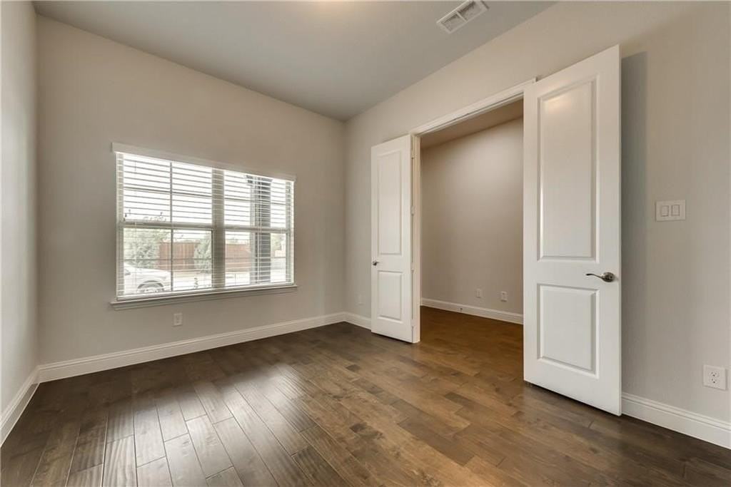 1601 Primrose Pl - Photo 6 of 32