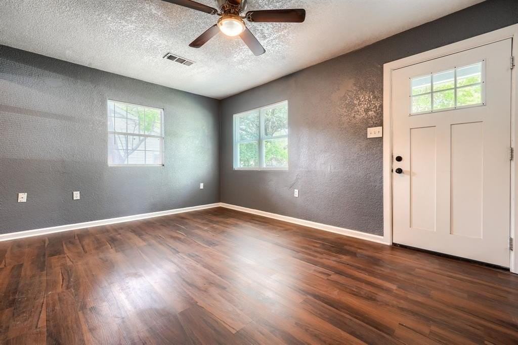 3033 Ballinger Dr - Photo 3 of 19