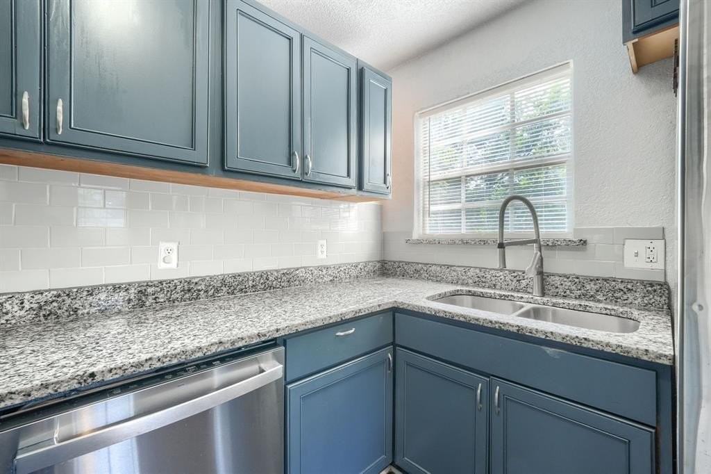 3033 Ballinger Dr - Photo 5 of 19
