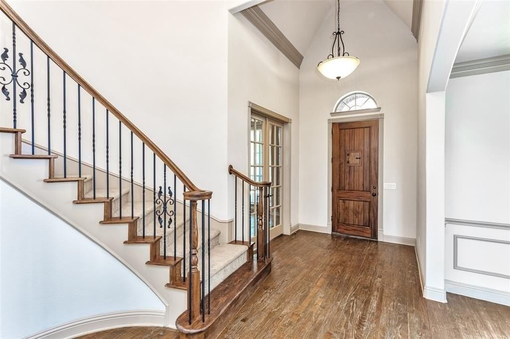 1832 Canyon Ct - Photo 4 of 38