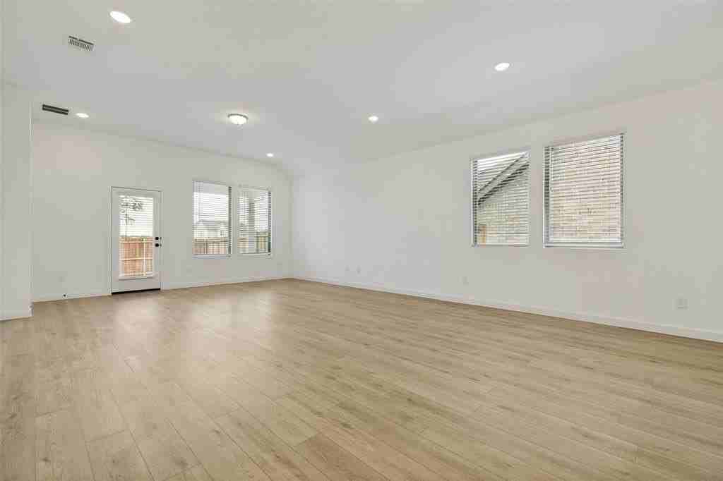 4303 Crossvine Ln - Photo 4 of 32