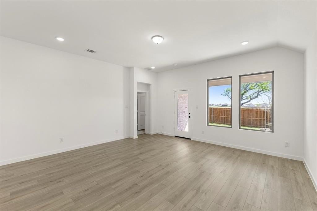 4303 Crossvine Ln - Photo 5 of 32