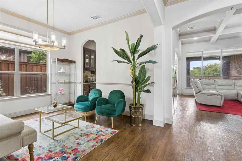 8212 Oakwood - Photo 6 of 37