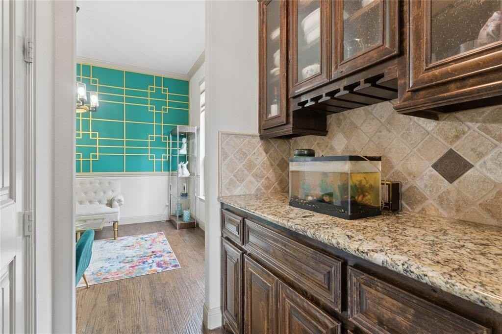 8212 Oakwood - Photo 7 of 37