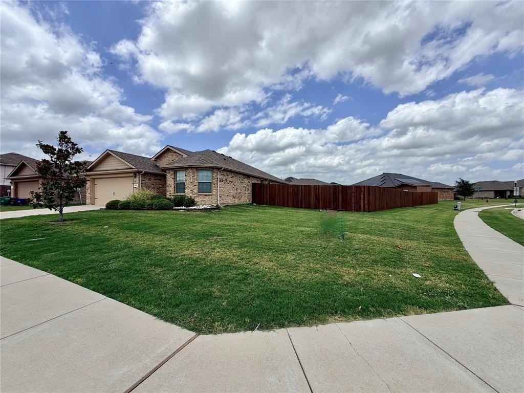 520 Cantebury Park Ln - Photo 3 of 29