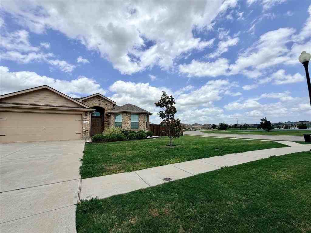520 Cantebury Park Ln - Photo 4 of 29