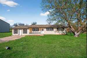 featured image of 2020 Midlake Ln