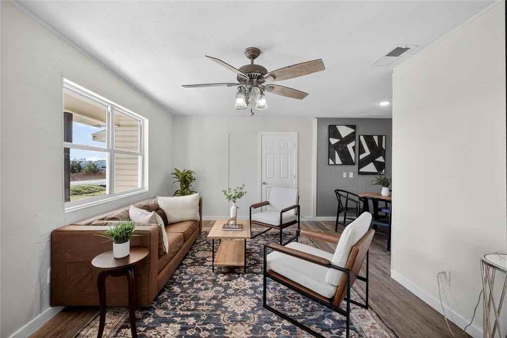 2020 Midlake Ln - Photo 6 of 38