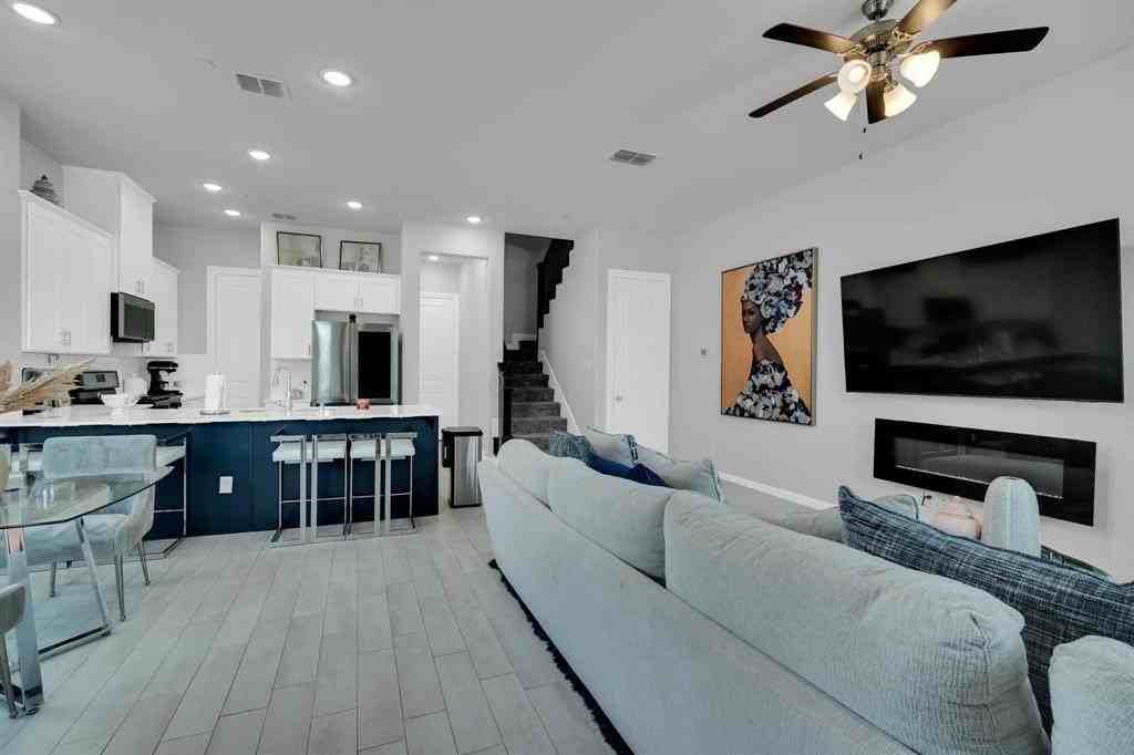 1498 Weston Rd - Photo 4 of 24