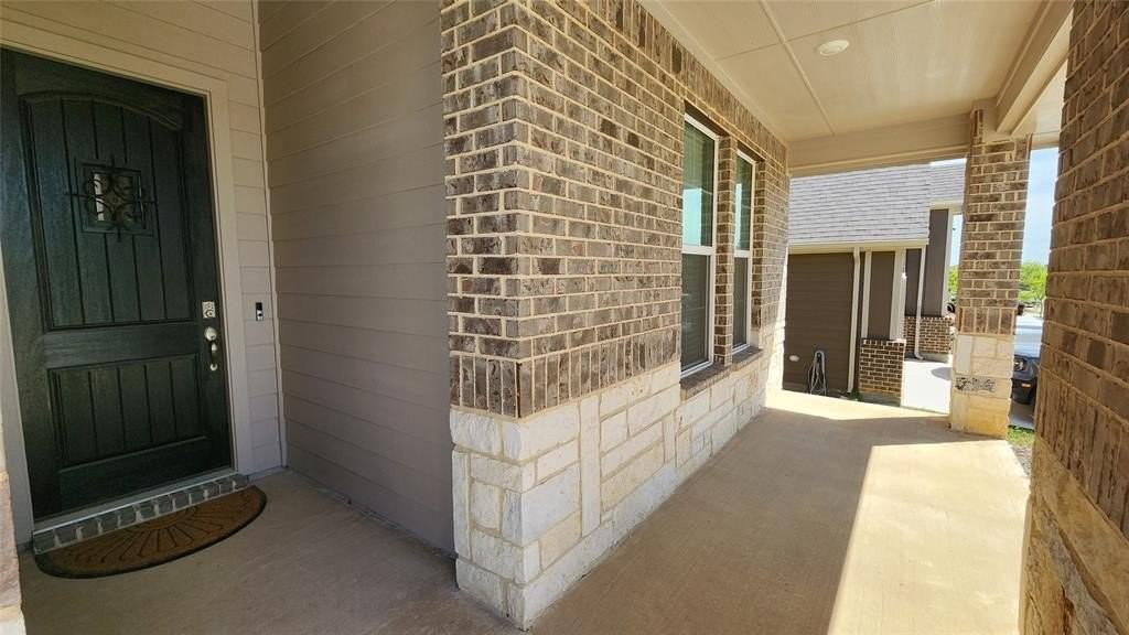 2221 Redwing Dr - Photo 2 of 35