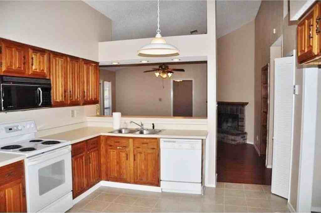 4429 Seville Ln - Photo 6 of 17