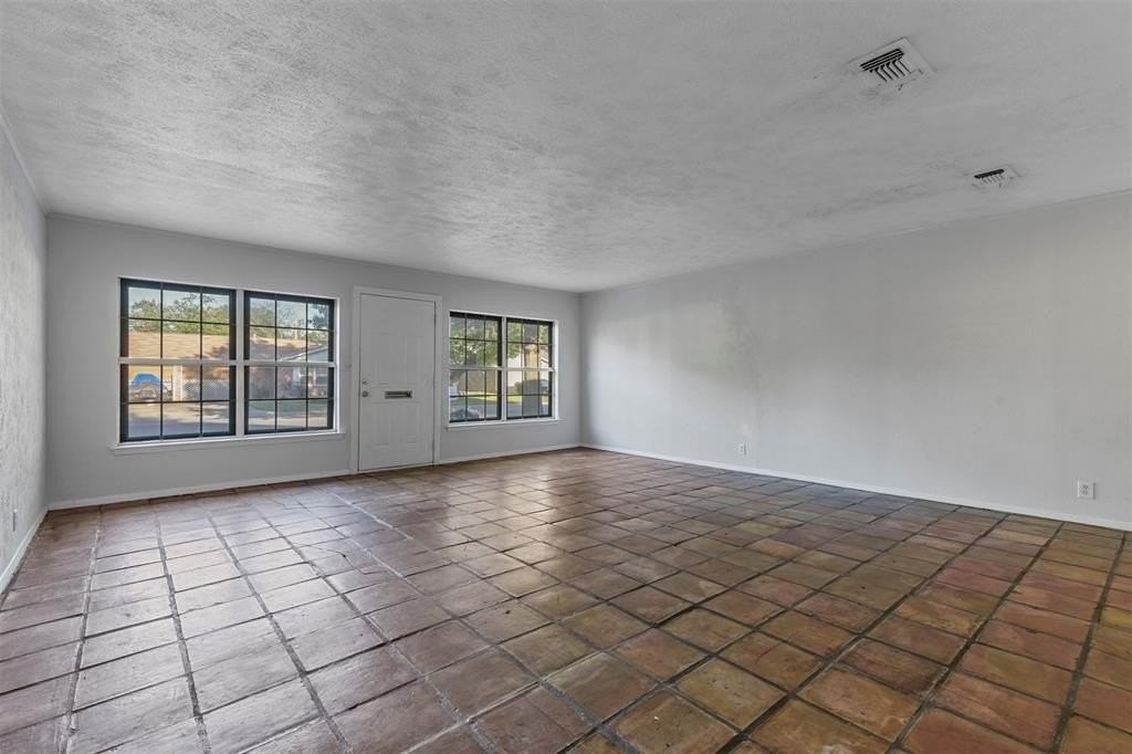 1219 Stanley St - Photo 5 of 21