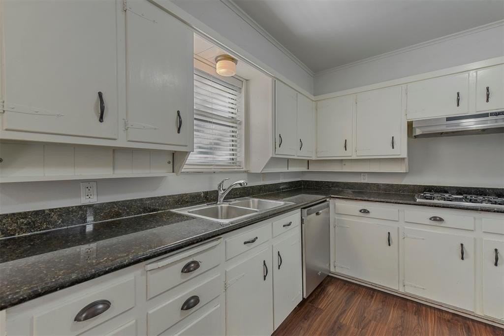 1219 Stanley St - Photo 7 of 21