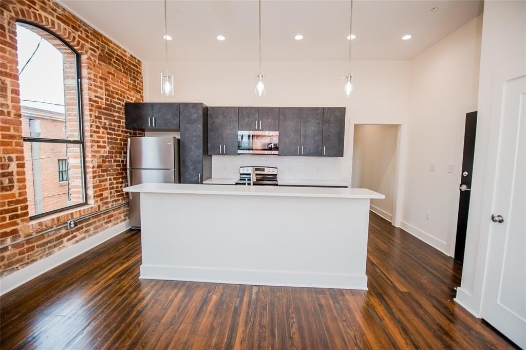 110 W Knox St #202