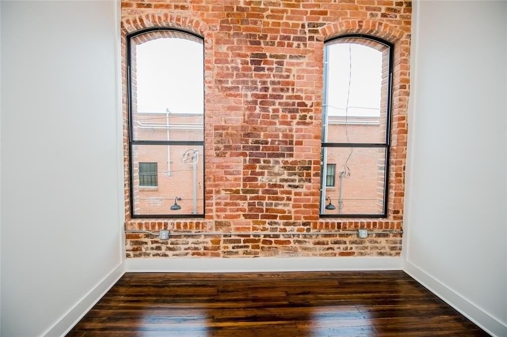 110 W Knox St #202 - Photo 2 of 21