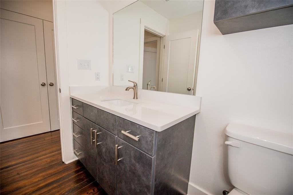 110 W Knox St #202 - Photo 4 of 21