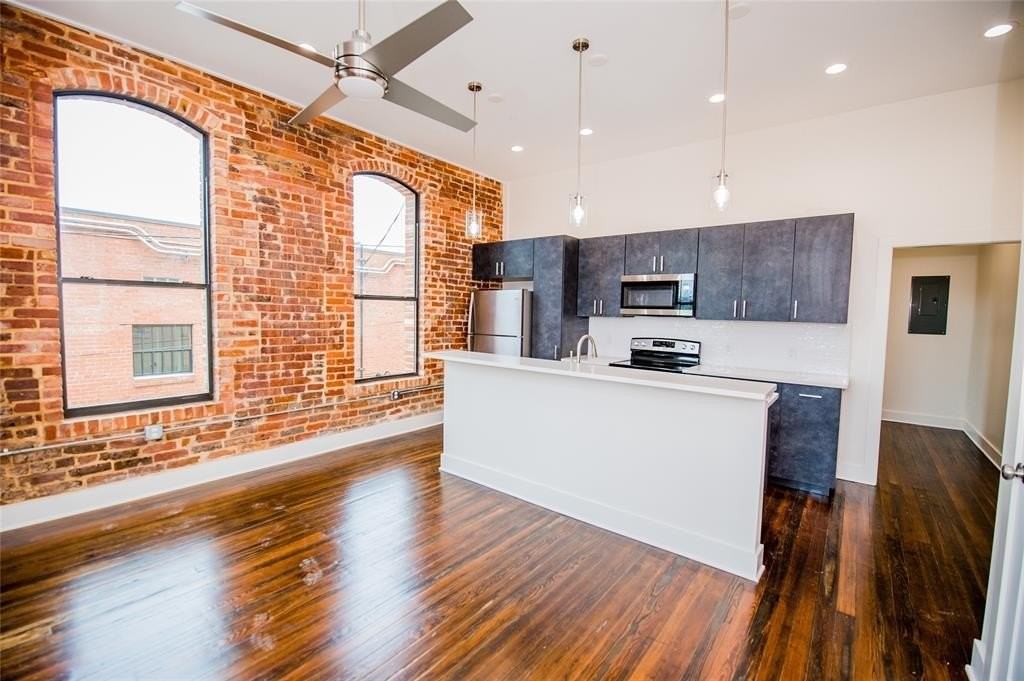110 W Knox St #202 - Photo 6 of 21