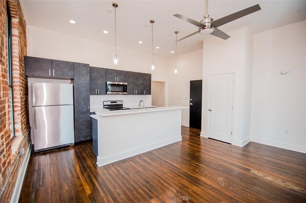 110 W Knox St #202 - Photo 7 of 21