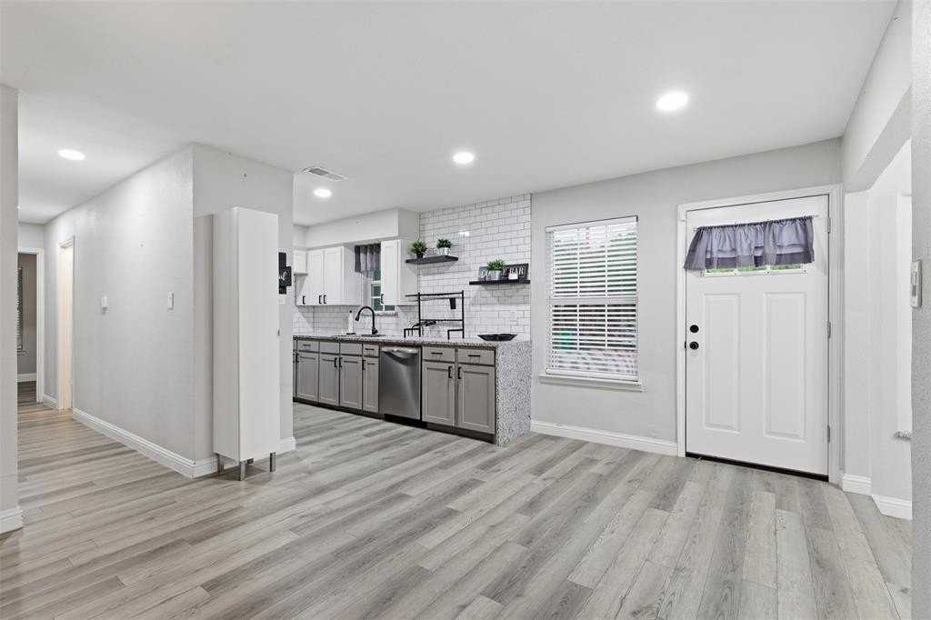 729 Hettie St - Photo 2 of 16