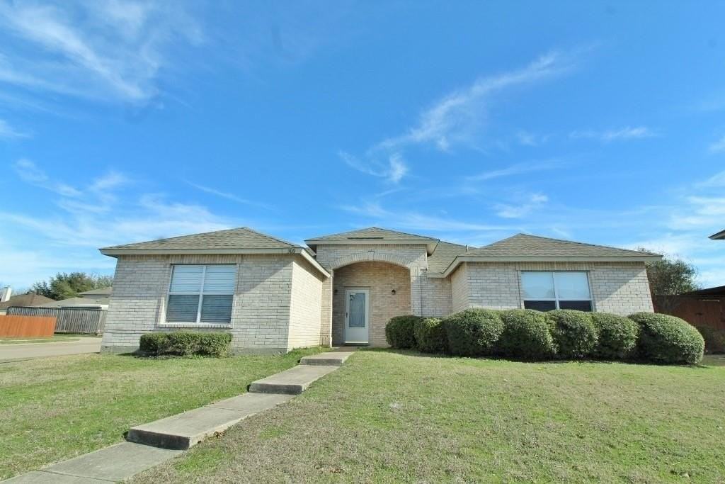 300 Rosewood Ln - Photo 2 of 20