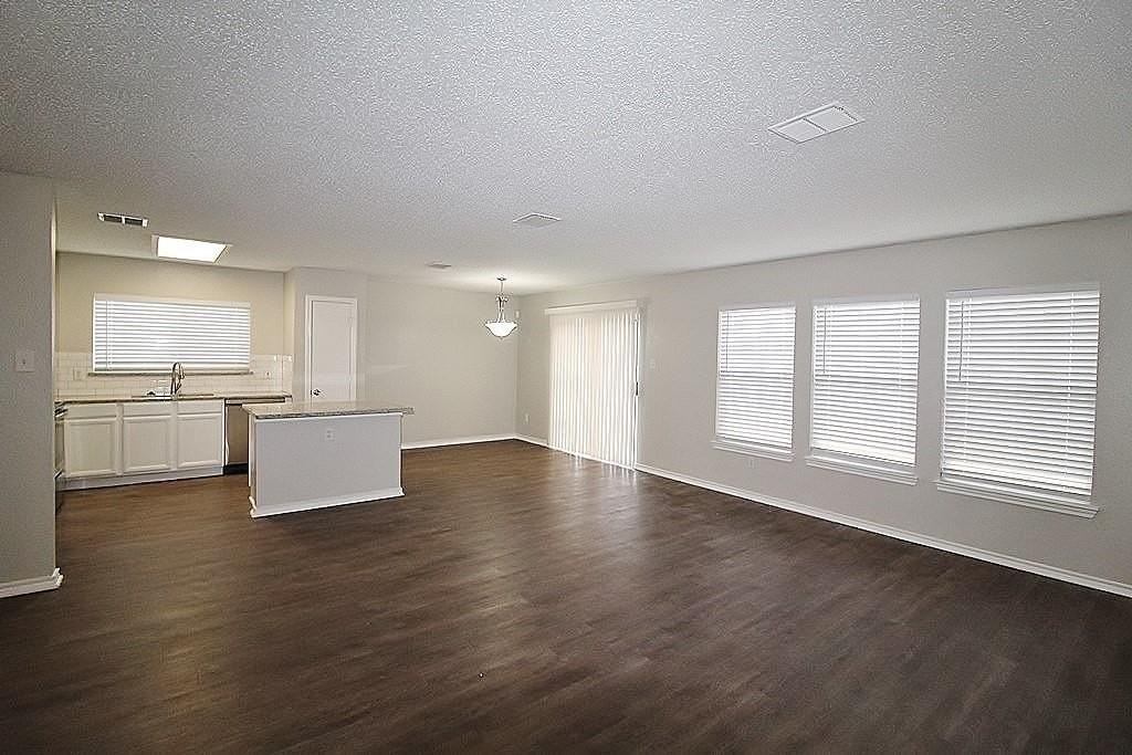300 Rosewood Ln - Photo 3 of 20
