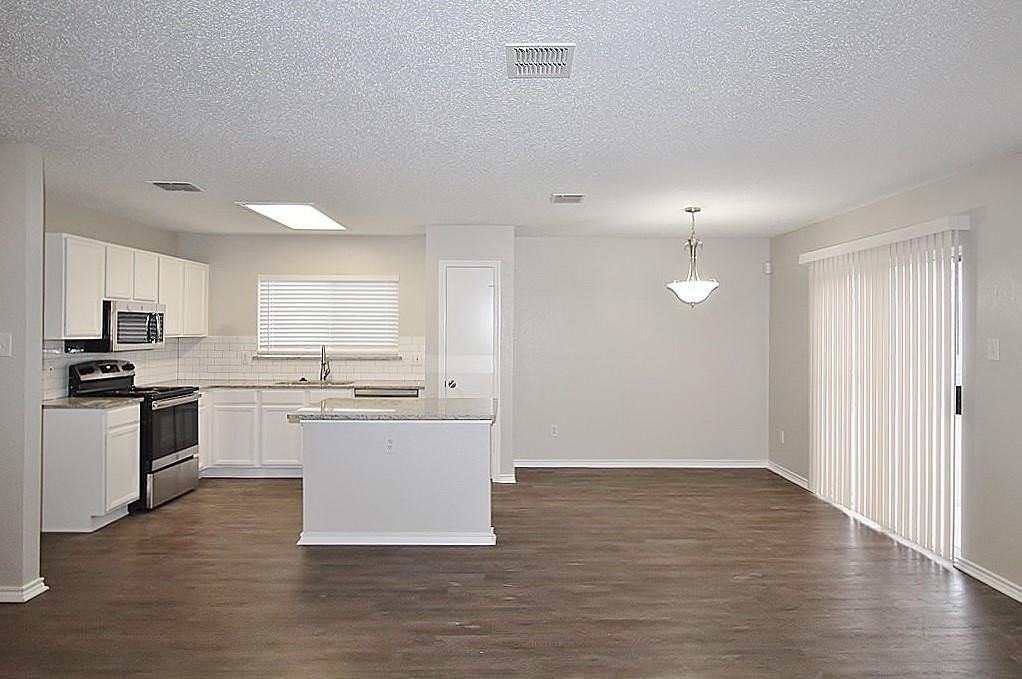300 Rosewood Ln - Photo 4 of 20