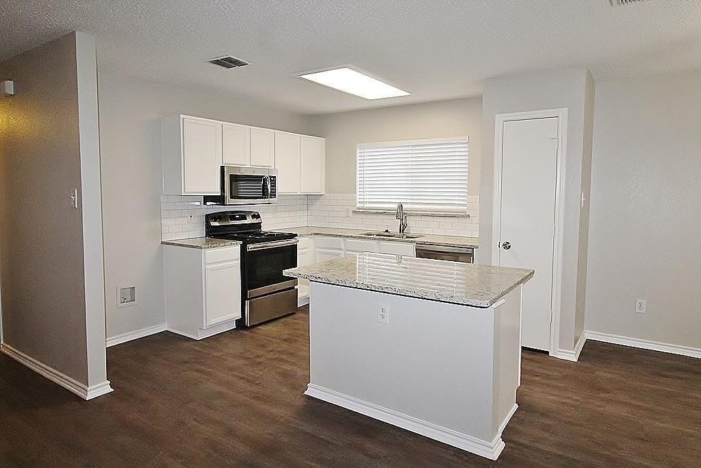 300 Rosewood Ln - Photo 5 of 20