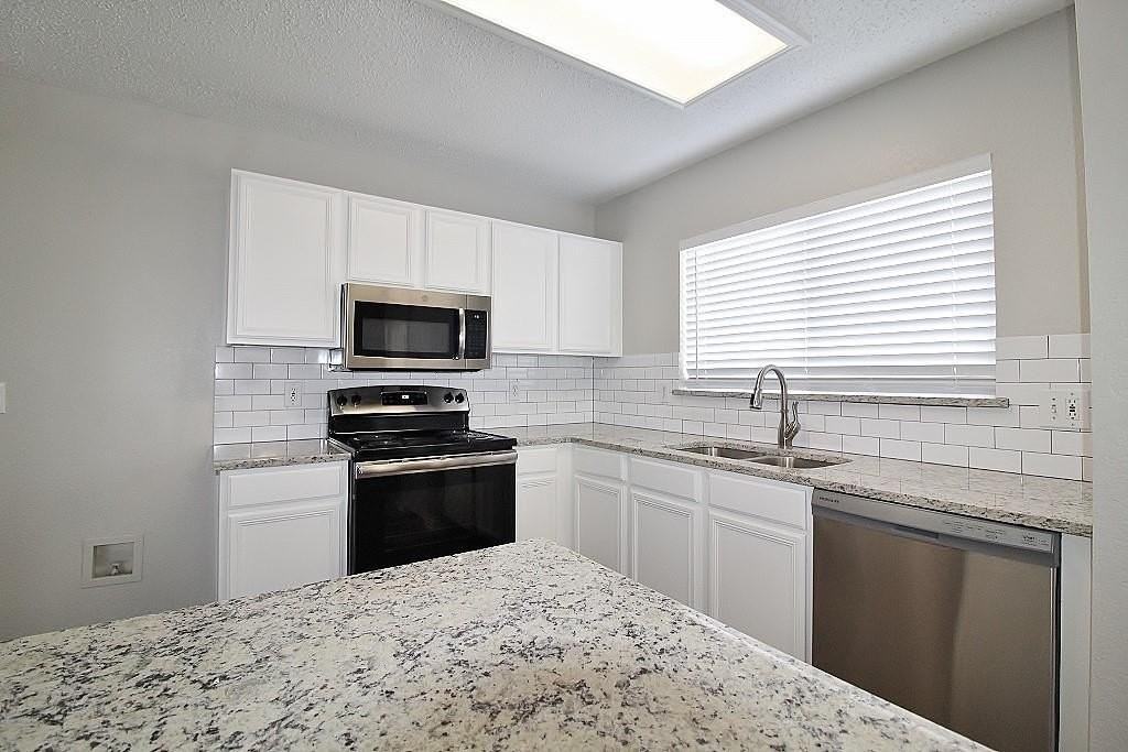 300 Rosewood Ln - Photo 6 of 20