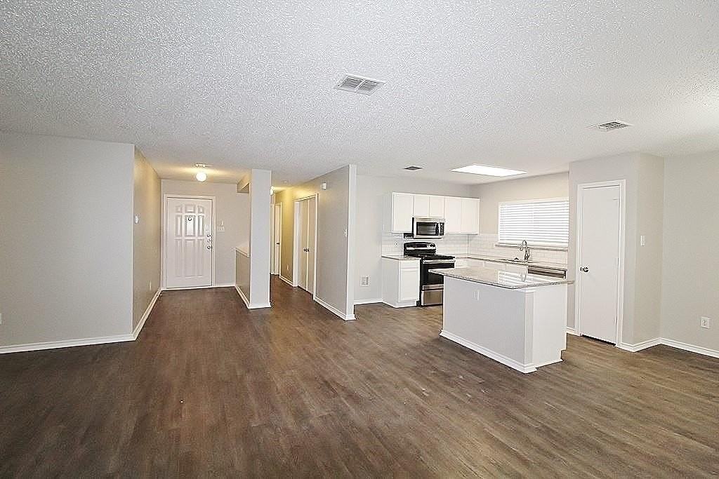 300 Rosewood Ln - Photo 7 of 20