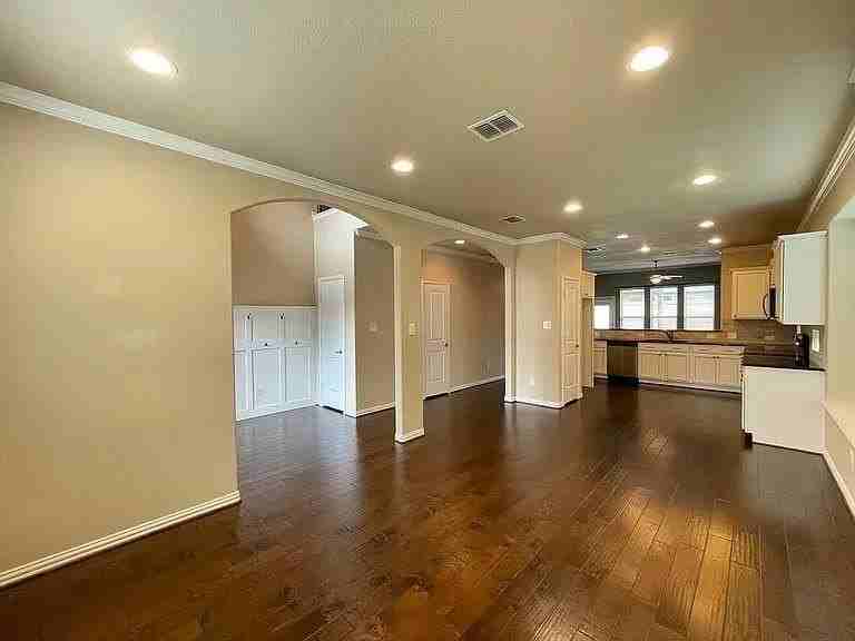 1700 Medina Ln - Photo 3 of 12