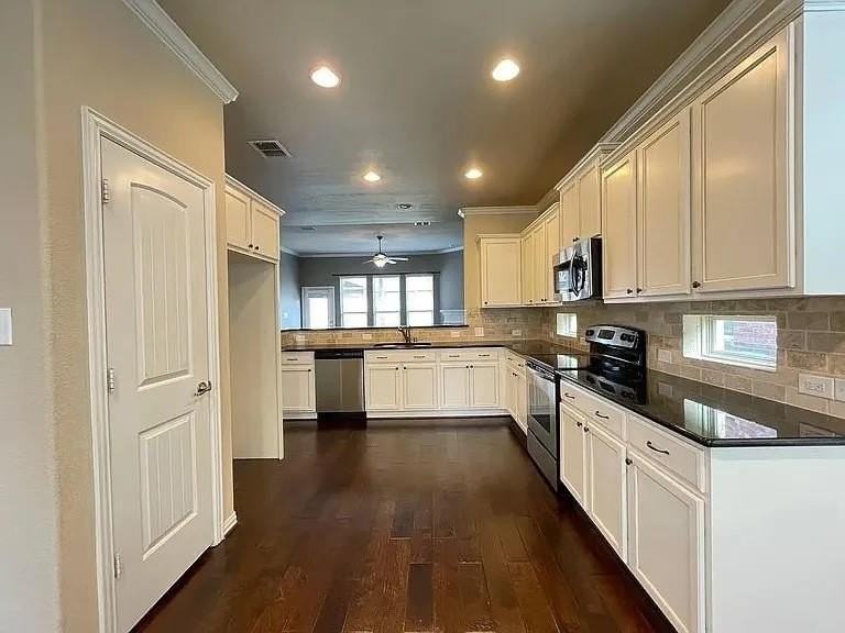 1700 Medina Ln - Photo 4 of 12