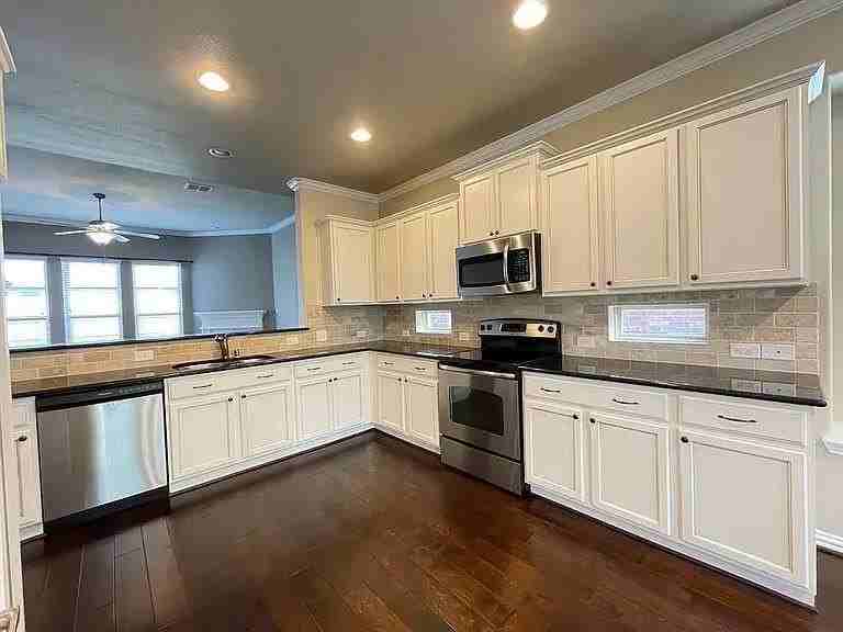 1700 Medina Ln - Photo 5 of 12
