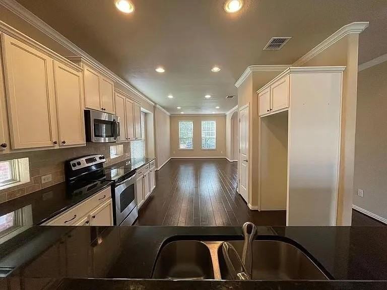 1700 Medina Ln - Photo 6 of 12