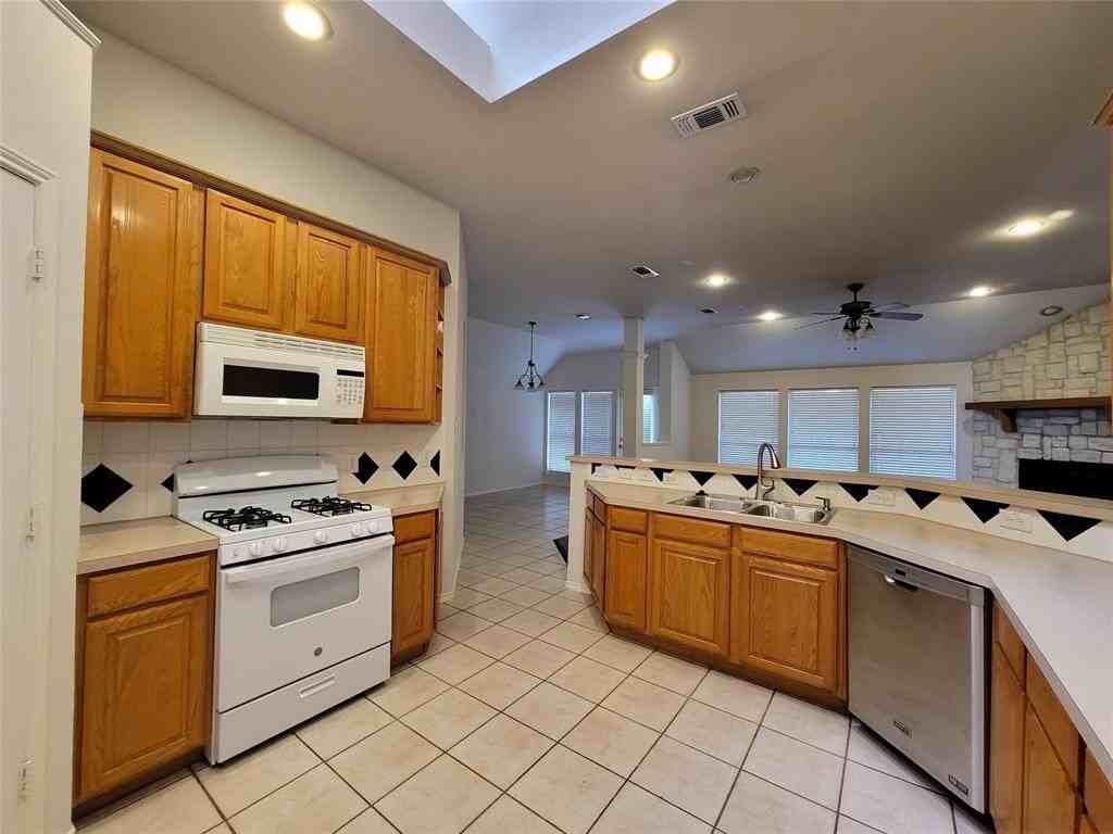 3736 Pinetree Dr - Photo 5 of 22