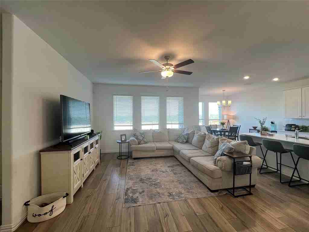1105 Mistybrook Dr - Photo 4 of 35