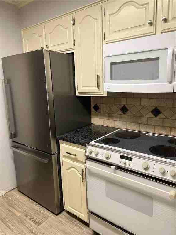 873 Cloverleaf Ln - Photo 3 of 9