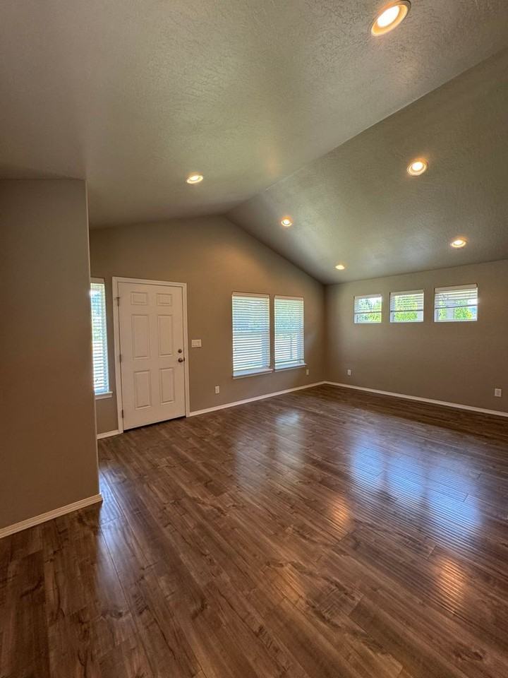 975 975 Pacific Hwy 99 South - Photo 2 of 14