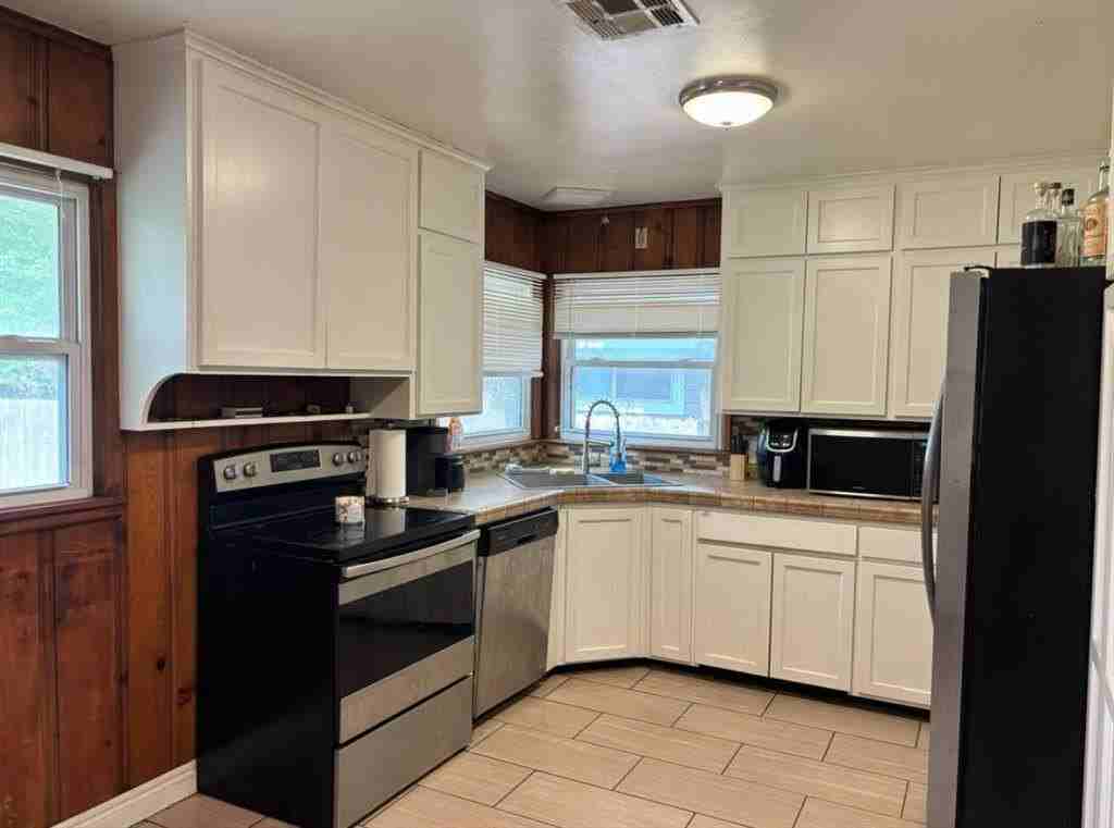 1230 Caddell Ln - Photo 4 of 10