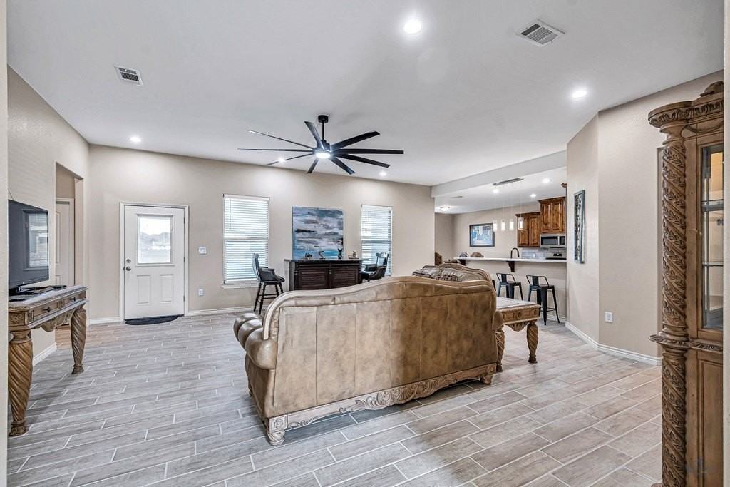 1100 Osprey Dr - Photo 4 of 21
