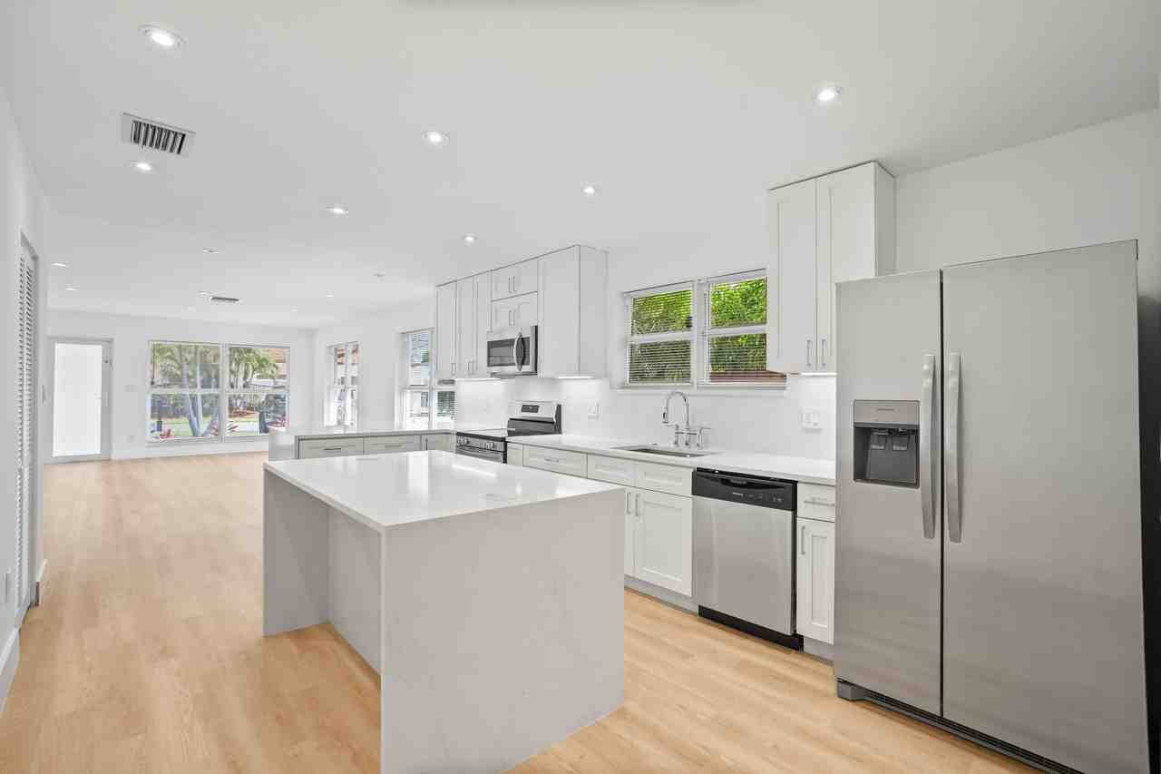 1404 Ne 2nd St - Photo 3 of 24