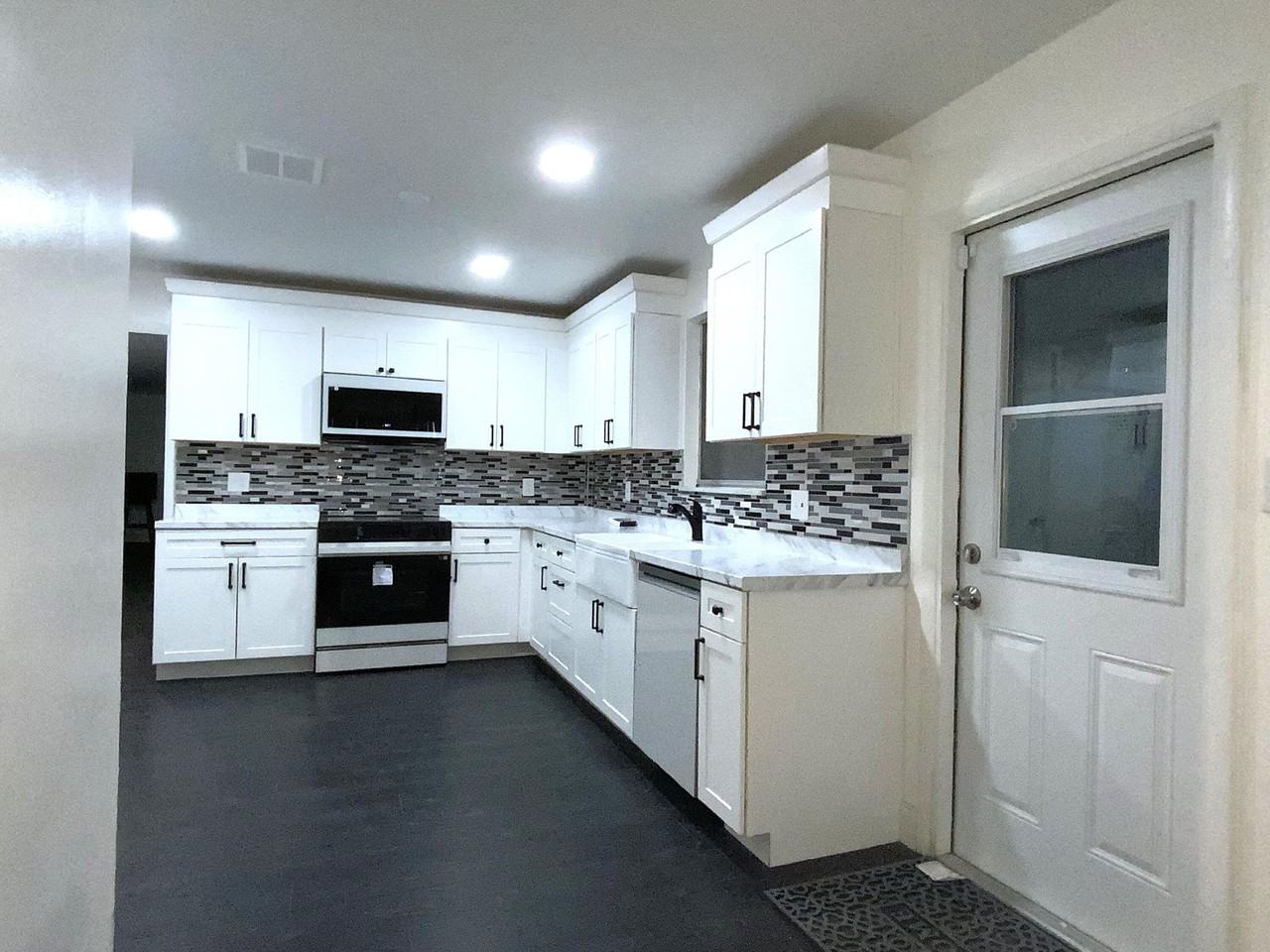 3521 Nw 29th St - Photo 4 of 21
