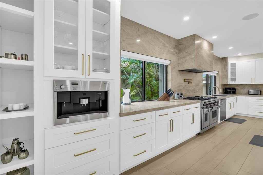 319 S Riverside Dr - Photo 6 of 50
