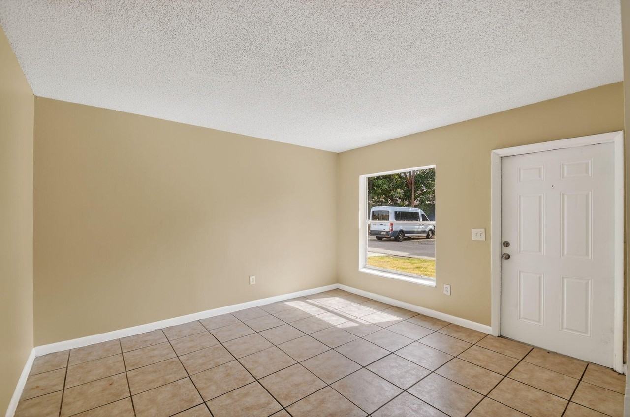 4817 Serafica Dr - Photo 5 of 16