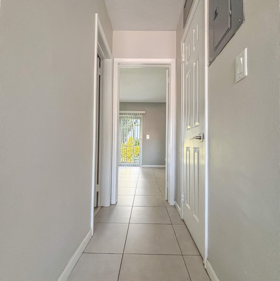 2141 Ne 41st St #3 - Photo 7 of 15
